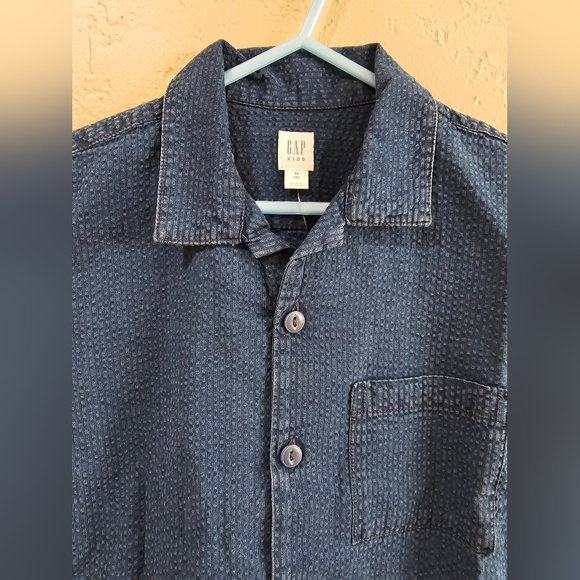 NWT Gap Kids Textured Blue Button Down Shirt with Pocket Size 8 - Picture 2 of 11
